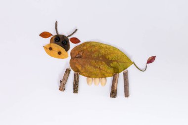 Sonbahar yaprakları kullanışlı, soyut inek, düz uzanma