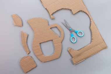 Geri dönüştürülmüş kağıttan yaz sanatı yapmak, karton limonata sürahisini kesmek, yaz temaları, DIY, özel ders, çocuklar için sanat projesi