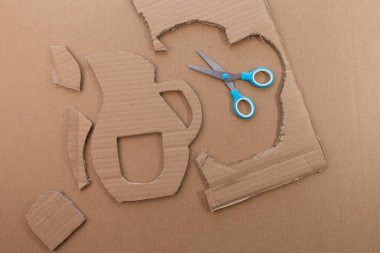 Geri dönüştürülmüş kağıttan yaz sanatı yapmak, karton limonata sürahisini kesmek, yaz temaları, DIY, özel ders, çocuklar için sanat projesi