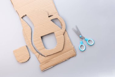 Geri dönüştürülmüş kağıttan yaz sanatı yapmak, karton limonata sürahisini kesmek, yaz temaları, DIY, özel ders, çocuklar için sanat projesi