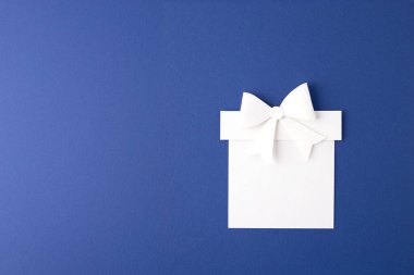 Beyaz hediye kutusu kağıt şablonu ya da mavi arka plan modeli. Fotokopi alanı olan düz kompozisyon. Tebrik kartı ve poster tasarımı için kış sanatı ve tatil konsepti.