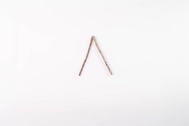 Dallardan ya da küçük dallardan bir yıldız yaratma süreci, asılma süsü, şenlik vesilesi. rustik ve basit tasarım, DIY, talimatlar