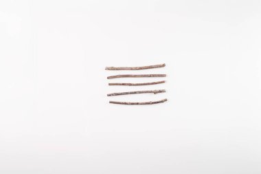 Paralel olarak dizilmiş beş farklı uzunluk çubuğu, DIY, sürecin bir parçası, ev ortamında kırsal Noel süslemesi. Kış tatili ve şenlikli dekor kavramı