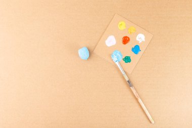 Paletin yanına el yapımı palamut ve bej arka planda fırça. Kartlar için düz sonbahar sanatı fikri, DIY doğa sanatı projesi, sonbahar dekorasyonu, yaratıcı sürece adım atmak, çocuklar için proje