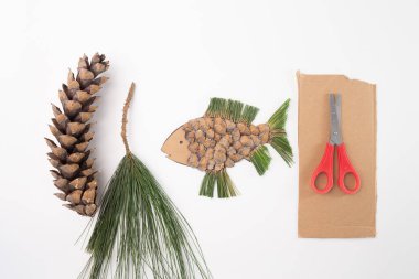  Doğal malzemelerin yaratıcılığı, yaratıcılığı ve beceriyi sergilemek için yaratıcı bir kullanımı, doğal malzemelerden yapılmış bir balığa benzeyen yaratıcı bir sanat eseri. DIY sürecinde adım at,