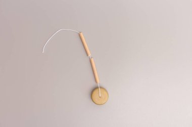 Kağıt kamış ve şişe kapağının değiştirilmesini içeren yaratıcı sürecin bir parçası olarak, DIY ren geyiği kuklası bacağı monte ediliyor, bir zanaat veya yaratıcı proje için.