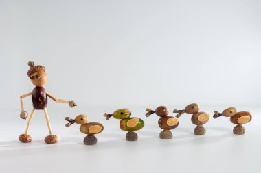 Palamut, halk sanatı cazibesini yansıtan bir arada duran heykelcikler yaptı. Doğal elementlerin el sanatları için yaratıcı kullanımı. Ekolojik dekor, sonbahar sanatı ve doğa için mükemmel..