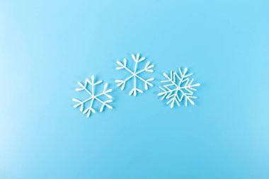 Kar tanesi şekilleri yaratmak için pamuk çubukları kesilmiş. Dekoratif kar taneleri yapmak için sıradan ev eşyaları kullanan yaratıcı ve basit bir DIY projesi