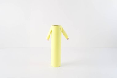 Paskalya bayramı için yumurta tutucu olarak tavşancıklık yapmayı adım adım öğreteceğim. Masa dekorasyonu. Vücut sarı kağıda sarılır, kollar da kağıttan yapılır. yaratıcı ve eğlenceli zanaat projesi