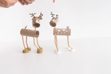 Tuvalet kağıdı rulosundan ren geyiği kuklası ve çocuklar için geri dönüşümlü malzeme. Çocuklar için mükemmel bir zanaat fikri. Yaratıcı ev yapımı oyuncak projesi.