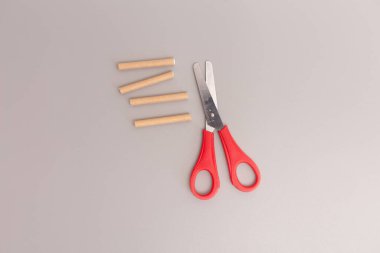 DIY projesinin yakın adımında kağıt kesme makası