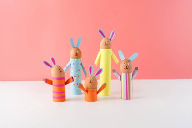  Tavşanın yumurta şeklinde bir kafası var. Yüz hatları ve kağıt kulakları var. Cesetler farklı renklerde ve desenli kağıtlara sarılmış. Kollar da kağıttan yapılmış.. 