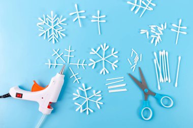 Adım adım, pamuklu çubuklardan yapılan kar tanesinin nasıl yapıldığını, yaratıcılık sürecine adım adım nasıl atıldığını, çocuklar için Noel hazırlama aktivitesi, üst görünüm