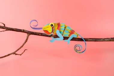 how to make Chameleon from carton egg box, step by step instruction clipart