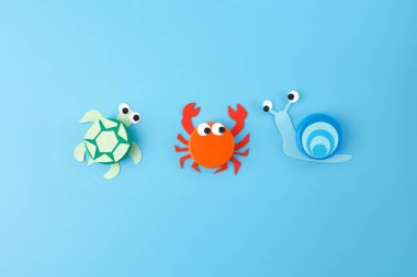 Şişe kapaklı zanaat hayvanları, çocukların eğitim faaliyetleri, DIY hayvan el sanatları, renkli kaplumbağa, yengeç, salyangoz, eğlenceli yaratıcı projeler, çocuk sanatı, anaokulu zanaatı, oyun yoluyla öğrenme, üst görüş, 