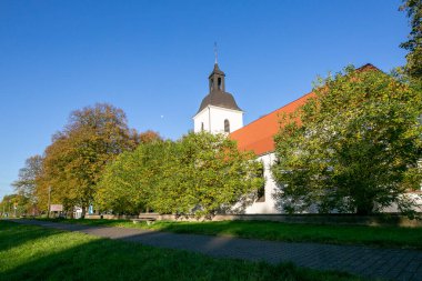 Duisburg - 1560 yılından bu yana Friemersheim 'deki en eski ve Evanjelik kilise olan köy kilisesine bakın, hendek tarafından protesto edildi, 05.03.2021