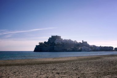 Peniscola, Valensiyalı Topluluğu, İspanya, kale plajından manzara. Birkaç bulutla güneşli bir gün, ıssız bir sahil.
