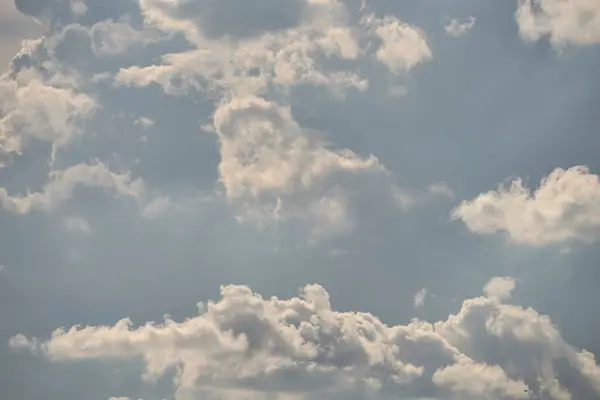 Kék Tele Fehér Felhőkkel Napsütéses Nappal — Stock Fotó