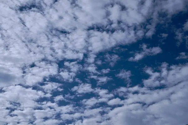 Blauwe Lucht Vol Witte Wolken Zonnige Dag — Stockfoto