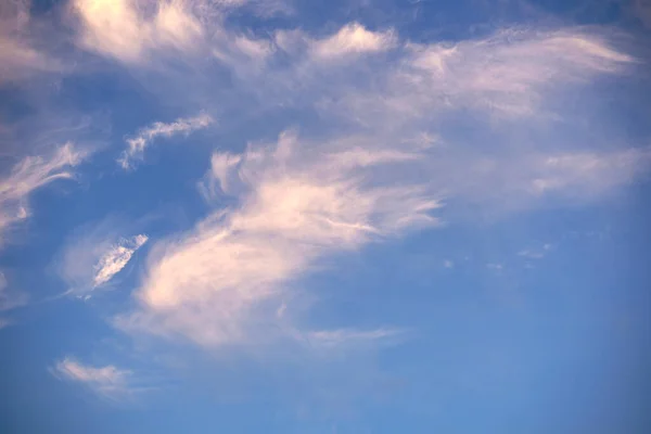 Голубое Небо Полное Белых Облаков Ярко Голубое Небо — стоковое фото