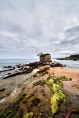 Santander, İspanya, Ağustos 2022. Playa del Camello 'da çocukken tasvir edilmiş bronz bir Neptün heykeli. Sardinero.