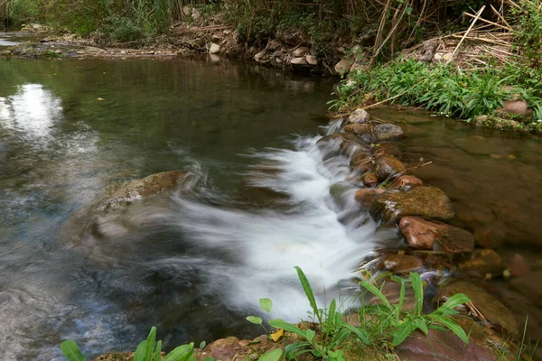Una Pequeña Cascada Arroyo Montaña Larga Exposición Agua Efecto Seda —  Fotos de Stock