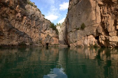 Chulilla 'nın mavi gölü, Valensiyalı Topluluğu, Spain.Düzensiz, boş alan, dağ bitkisi