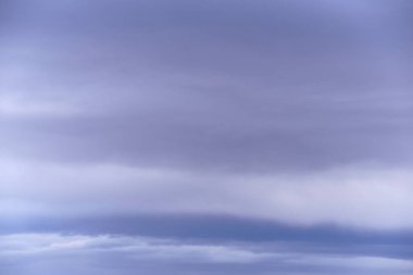 Mavi gökyüzü beyaz bulutlarla dolu, parlak mavi gökyüzü