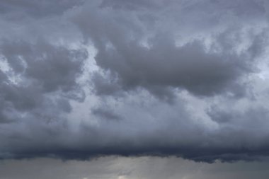 Mavi gökyüzü beyaz bulutlarla dolu, parlak mavi gökyüzü, fırtına günü