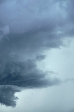 Mavi gökyüzü beyaz bulutlarla dolu, parlak mavi gökyüzü