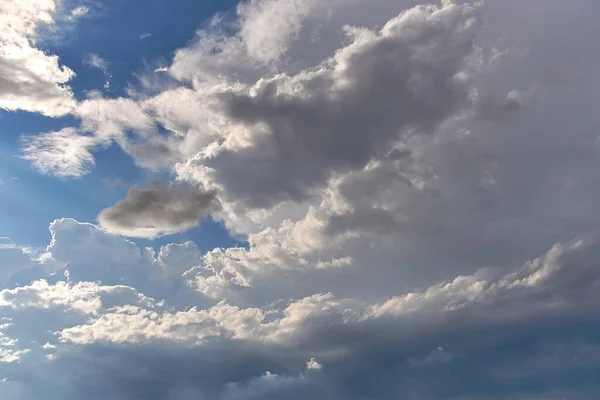 Blauwe Lucht Vol Witte Wolken Zonnige Dag — Stockfoto