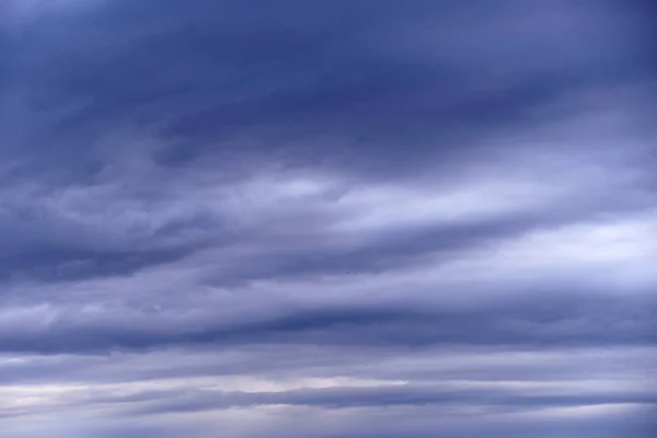 Kék Tele Fehér Felhőkkel Napsütéses Nap — Stock Fotó