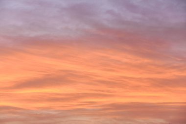 Gün batımı. Cennet, turuncu gökyüzü güneş ışınları Duvar kağıdı bulutları