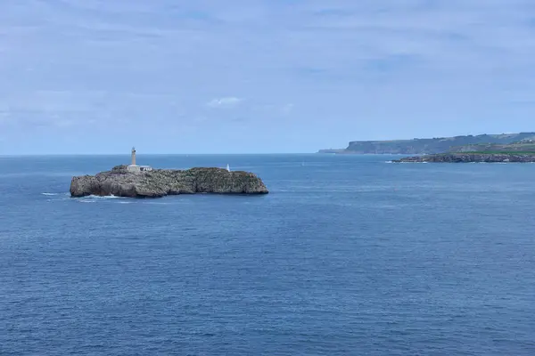 Majákový Ostrov Pobřeží Kantábrijského Moře Klidné Moře Plachty Útesy Zatažená — Stock fotografie