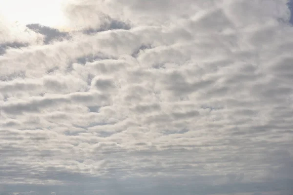 Een Hemel Vol Witte Wolken Waar Zon Doorheen Schijnt Katoenwol — Stockfoto