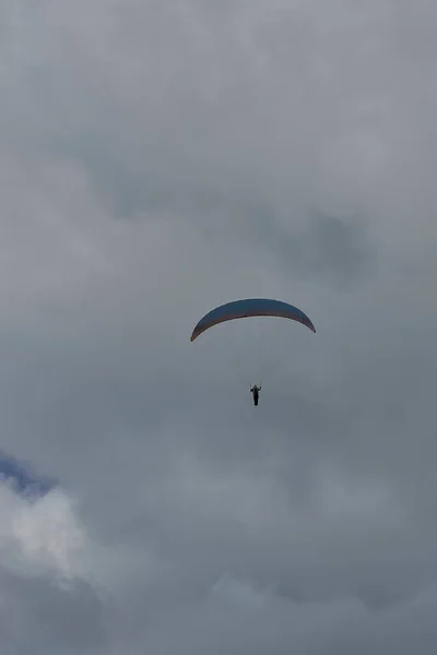 Person Paragliding Cloudy Day Solitaire Clouds Vertical Colourful Risk Sport — Stock Photo, Image