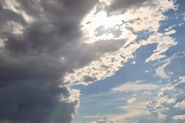 Голубое Небо Полное Белых Облаков Яркое Голубое Небо — стоковое фото