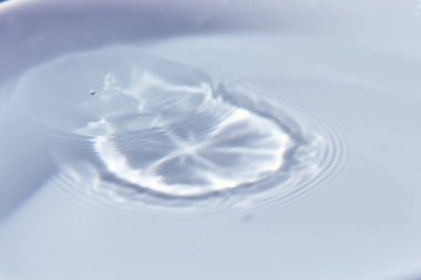 226.Çeşitli tonlar ve dalgalarla tanımlanmamış şekillerin soyut bir arkaplanı, Duvar kağıdı. Eşmerkezli daireler, delilik, tanımlanmamış şekiller, dalgalar, mavi, yeşil, morumsu, mavi, morumsu, mavi, morumsu.