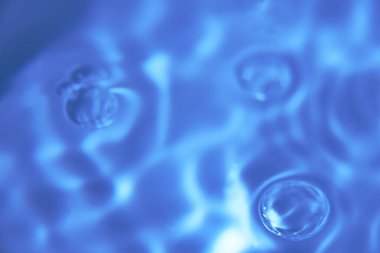 079.Bir veya daha fazla su damlası dalgalara ve tanımlanmamış şekillere sıçrıyor. Duvar kağıdı. Eşmerkezli daireler, delilik, tanımlanmamış şekiller, dalgalar, mavi, yeşil, mor, cyan, metal, gri