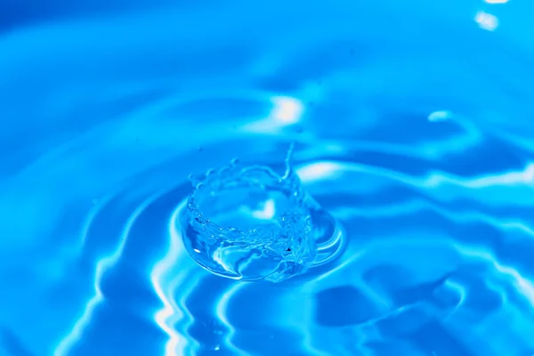 139 Uma Mais Gotas Água Salpicando Ondas Formas Indefinidas Papel — Fotografia de Stock