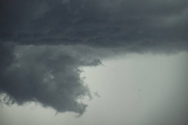 Mavi gökyüzü beyaz bulutlarla dolu, parlak mavi gökyüzü, fırtına günü