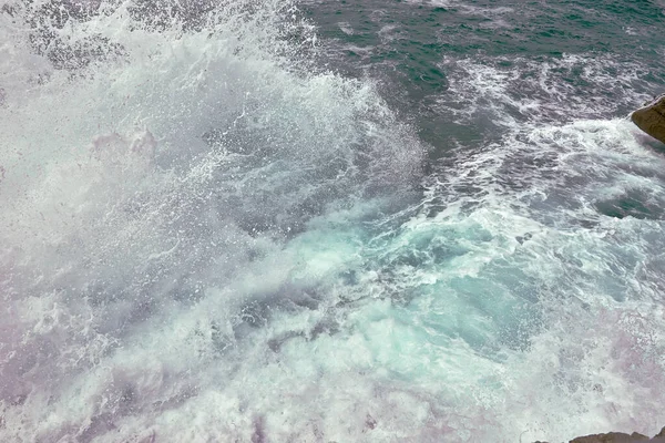 Vlny Lámou Břehu Oblázkové Cestě Vodní Pěna Divoké Vody Textura — Stock fotografie