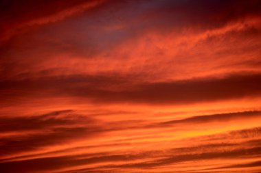 Gün batımı. Cennet, turuncu gökyüzü güneş ışınları Duvar kağıdı bulutları