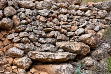 Taş üstüne taş yapılmış bir duvar. Kuru taş, geleneksel yapı, bitki örtüsü yok, hiç kimse