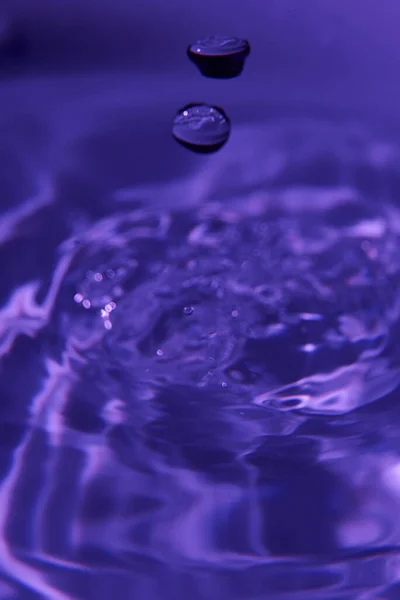 105 Uma Mais Gotas Água Salpicando Ondas Formas Indefinidas Papel — Fotografia de Stock