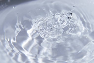 056.Çeşitli tonlar ve dalgalarla tanımlanamayan şekillerin soyut bir arkaplanı, Duvar Kağıdı. Eşmerkezli daireler, delilik, tanımlanmamış şekiller, dalgalar, mavi, yeşil, morumsu, mavi, morumsu, mavi, morumsu.