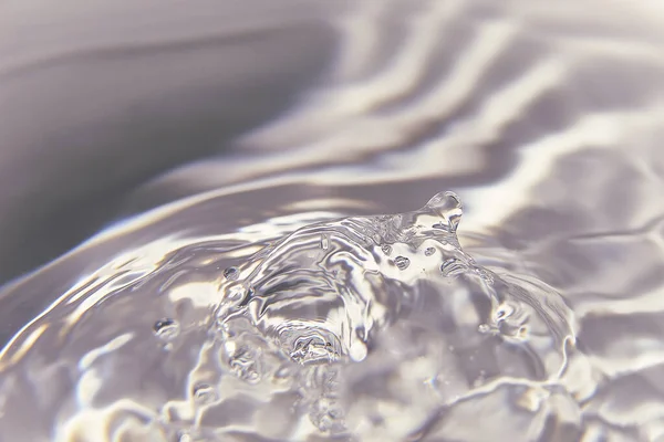 Ein Oder Mehrere Wassertropfen Die Wellen Und Undefinierte Formen Spritzen — Stockfoto
