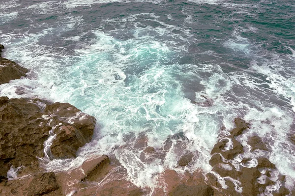 Vlny Lámou Břehu Oblázkové Cestě Vodní Pěna Divoké Vody Textura — Stock fotografie