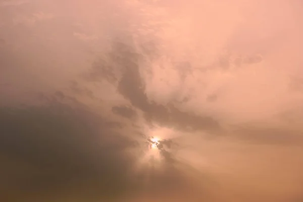 Céu Com Nuvens Sol Difusas Coloridas — Fotografia de Stock