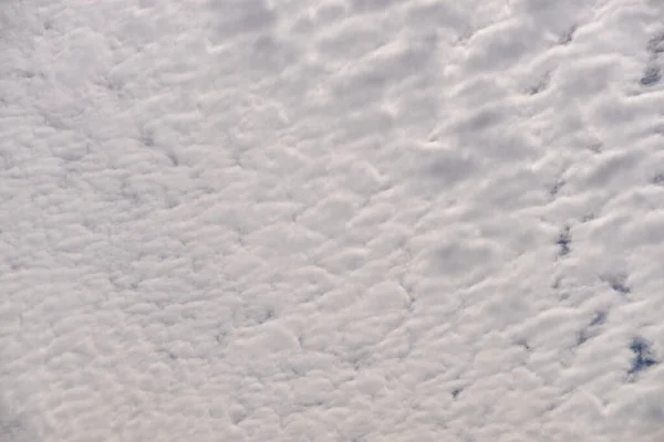 Mavi Gökyüzü Beyaz Bulutlarla Dolu Güneşli Bir Gün — Stok fotoğraf